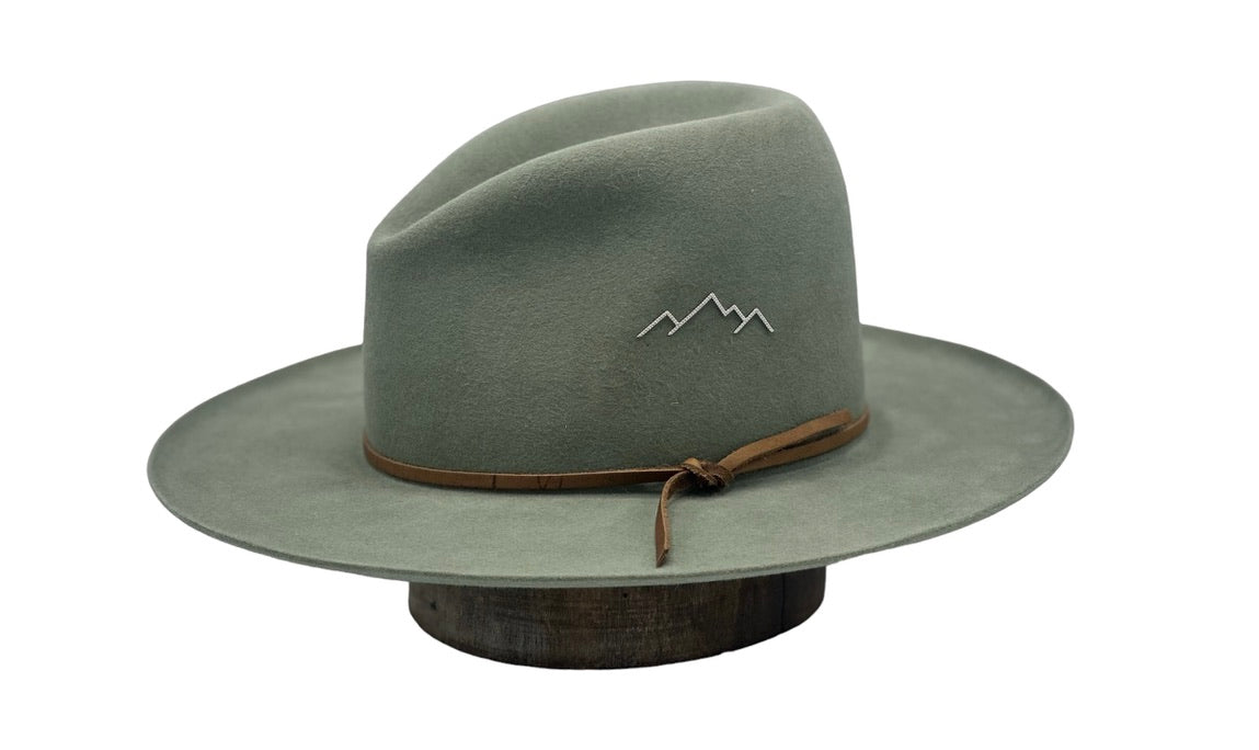 14 Karat Pavé Mountain Pin