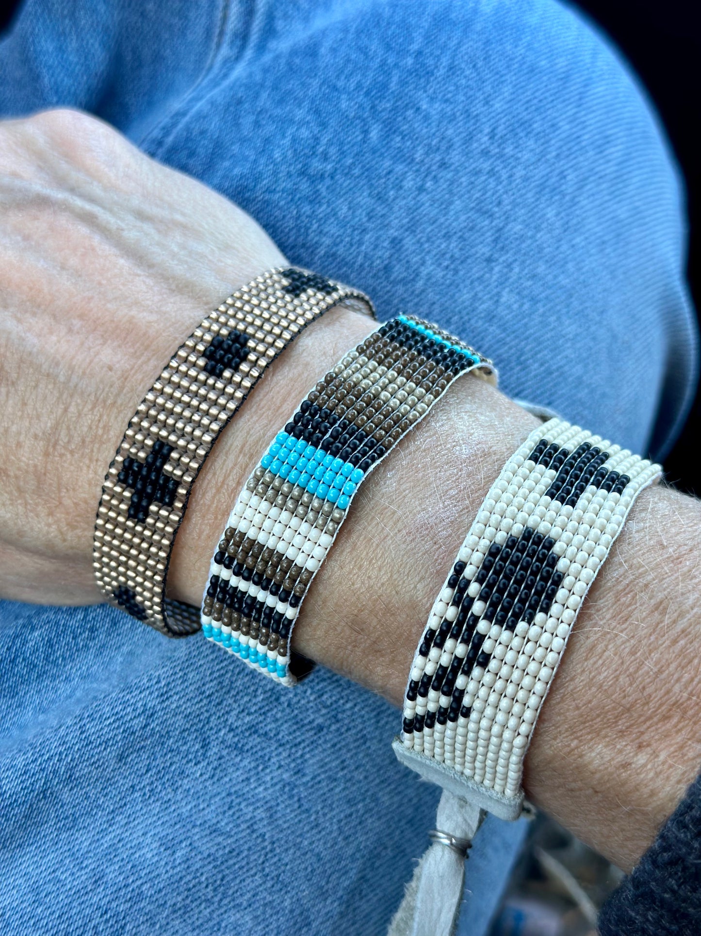 Circle/Swiss Cross - Black/Gold Bracelet